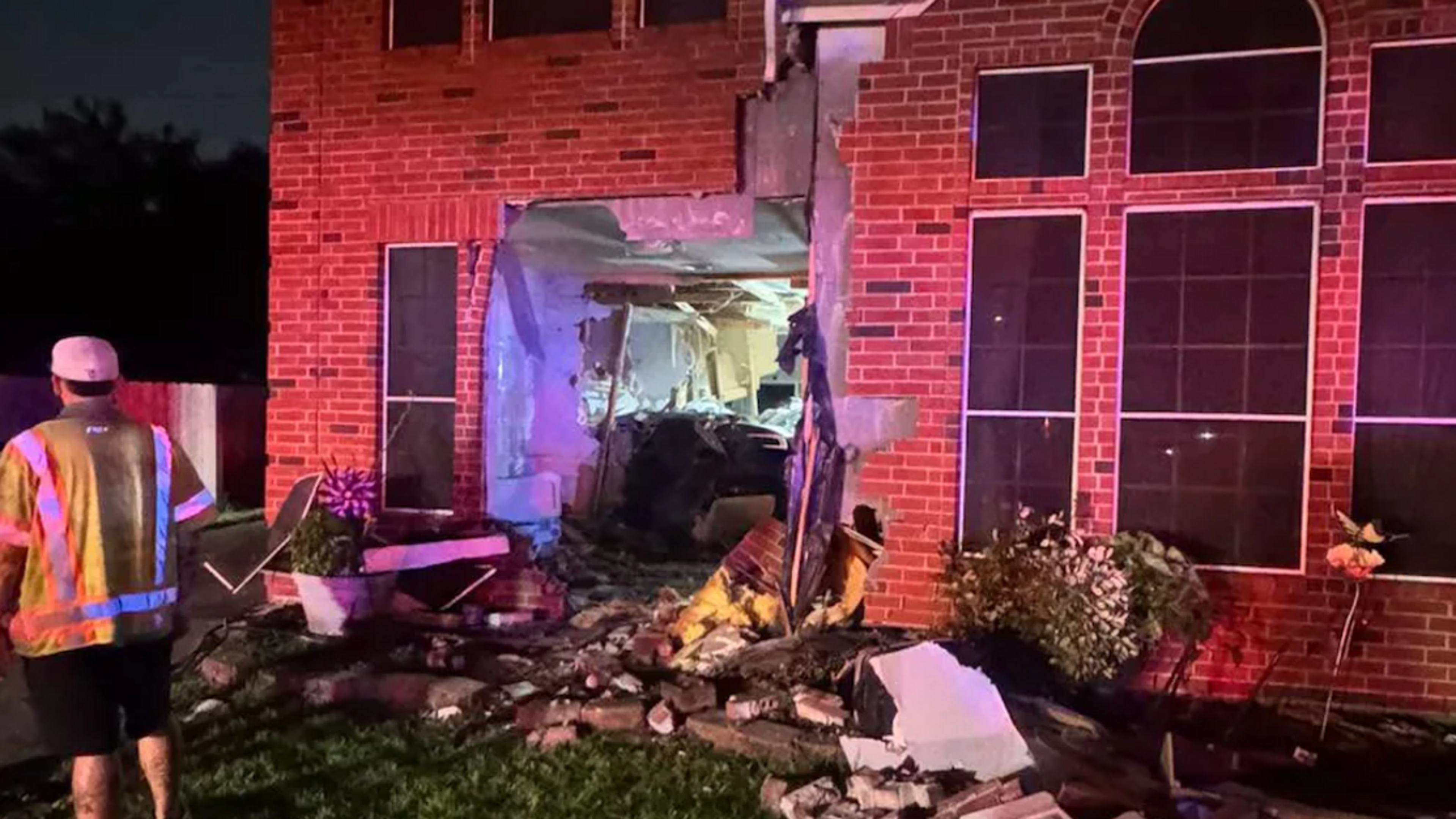 ’Zelfrijdende Tesla ramt op hoge snelheid woning in Texas, bewoonster komt om het leven’